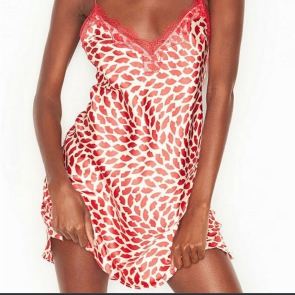 Victoria’s Secret Red Satin and Lace Lip Print Nightie Chemise Size Extra Small